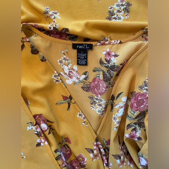 Yellow floral dress with skirt and shorts attached size large - Picture 4 of 4